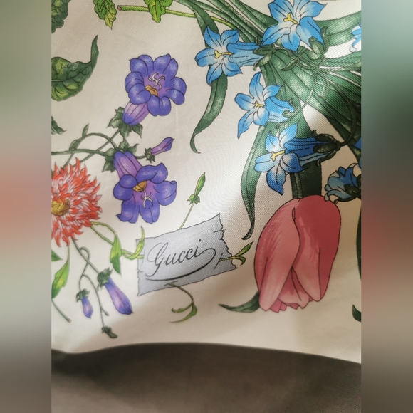 Authentic Gucci Vittorio Accornero Floral Scarf - 32" x 32" Orchid 100% Silk - Picture 14 of 15